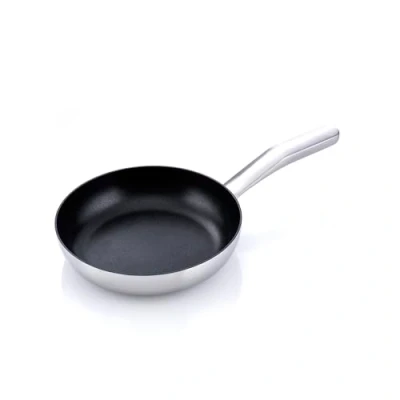 Abbildung von MasterPRO Alessi Bones 16 cm Bratpfanne aus Edelstahl Quantanium Whitford beschichtetes Innenleben mattes Äußeres geschweißtes Gusseisen mit langem Griff Induktionskochgeschirr
