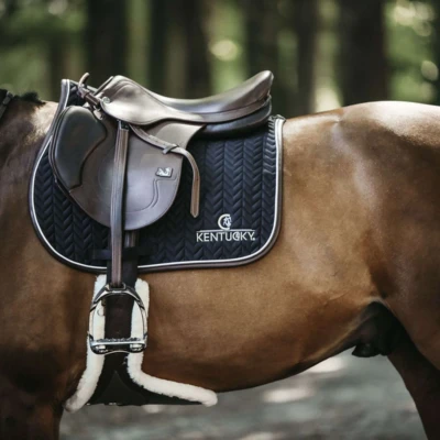 Abbildung von Kentucky Springsatteldecke Fishbone Leder Schwarz Warmblut