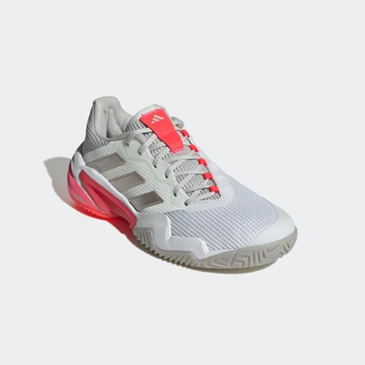 Abbildung von adidas Performance Barricade 13 Multicourt Tennisschuh cloud white champagne met. lucid red, Damen, Größe: 40 Schuhe