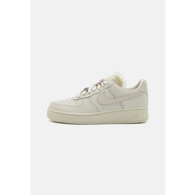 Abbildung von NIKE Herren Air Force 1 Low Premium Sneaker, Light Bone Kelly Green, 38.5 EU