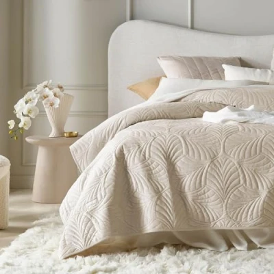 Abbildung von ROOM99 Feel Elegante Tagesdecke in Creme 170 x 210 cm Vielseitige Wohndecke als Bettüberwurf oder Sofaüberwurf Überwurfdecke für Bett und Sofa Steppdecke Stil Ideal Bedspread Velvet Samt