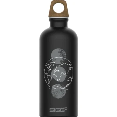Abbildung von SIGG Alu Trinkflasche Traveller MyPlanet Direction Motiv Klimaneutral Zertifiziert kohlensäurehaltige Getränke Auslaufsicher Federleicht BPA frei Outdoor &amp; Yoga Mattes Schwarz 0,6L