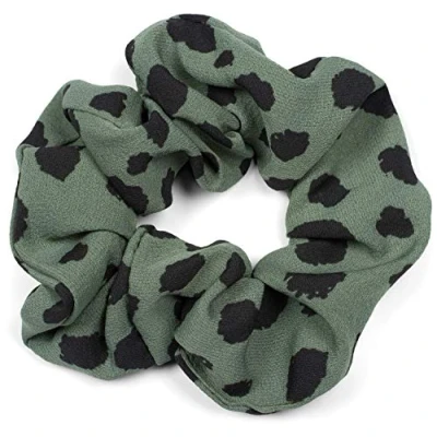 Abbildung von styleBREAKER Damen XXL Haargummi mit Dalmatiner Punkte Muster im Animal Print Style, elastisch, Scrunchie, Zopfgummi 04027033, Farbe:Grün