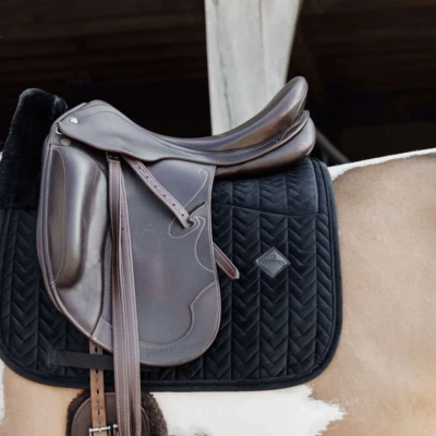 Abbildung von Kentucky Schabracke Skin Friendly Dressur Schwarz Warmblut