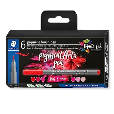 Abbildung von STAEDTLER brush pen pigment Arts, reds &amp; pinks, pigmentierte Premium Zeichentusche, Pinselspitze für variable Linienbreite, wasserfest, 6 pens in sortierten Farben im Kartonetui, 371 C6 1