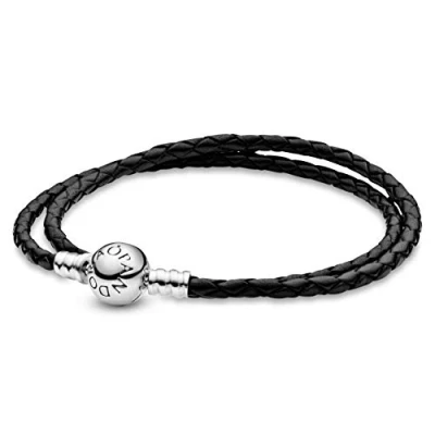 Abbildung von PANDORA Moments doppeltes Schwarzes Lederarmband mit geprägtem Kugelverschluss aus Sterling Silber, vielseitig kombinierbar, Größe: 41cm
