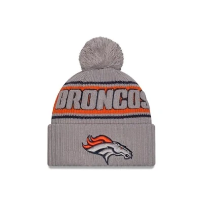 Abbildung von New era Denver Broncos NFL 2024 Sideline Sport Knit Grau Bommelmütze One Size