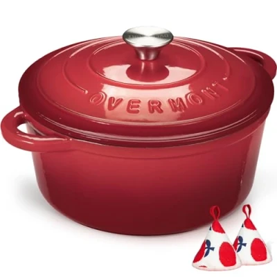 Abbildung von Overmont Schmortopf Gusseisen Topf 26cm Emaille Bräter mit Deckel backofengeeignet Kochbuch für Küche Backen Schmoren Braten Rot