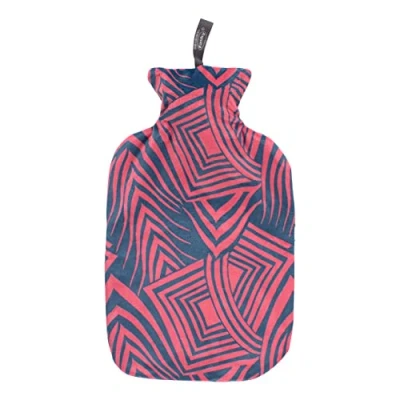 Abbildung von Fashy Wärmflasche mit Plüschbezug in abstraktem Geo, Rot/Marineblau, 2,0 L, 67391 44