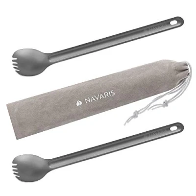 Abbildung von Navaris 2in1 Titan Camping Besteck lang 2er Set 2X extra Langer Outdoor Göffel Spork Löffel Gabel inkl. Tasche Essbesteck Kombi Reisebesteck