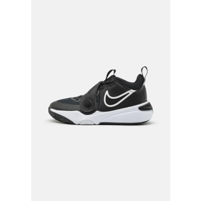 Abbildung von Nike Performance TEAM Hustle 11 Unisex Basketballschuh für Kinder, Größe: 38, Black/white Schuhe