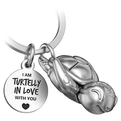 Abbildung von FABACH Schildkröte Schlüsselanhänger Snappy mit Herz und Gravur Süßer Schildkröten Liebe Glücksbringer als Geschenk für Partner Turtelly in Love