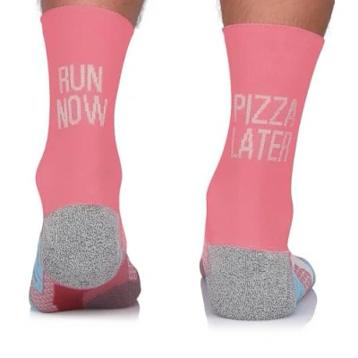 Abbildung von TODO Running RAID CREW Laufsocken mit Lustige Aufschrift, Anti Blasen Socken, Technisch Socks. Bunte Sport Socken Damen (Run now Pizza later, 35 38)