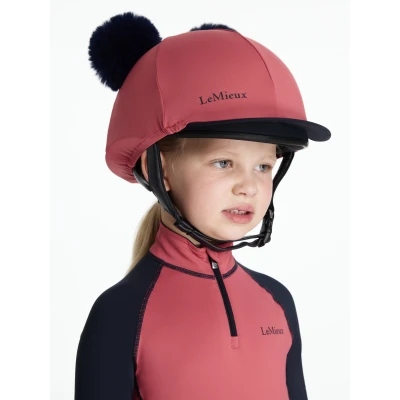 Abbildung von LeMieux Kappenabdeckung Mini Double Pom Kinder Cranberry One Size Agradi.deVerkauft von Agradi