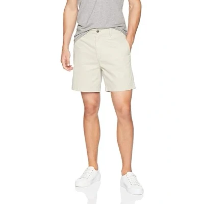 Abbildung von Amazon Essentials Herren Klassisch Geschnittene Chinoshorts, 18 cm, Stone, 33W