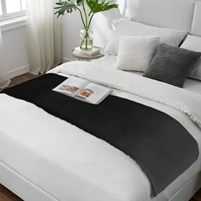 Abbildung von Teppich Wölkchen Fellteppich, Kunstfell Waschbar, Hasenfell Imitat, Kaninchenfell, Kurzfell Tischläufer Fell, Fell Läufer Flur, Bettläufer Schwarz 50x150cm