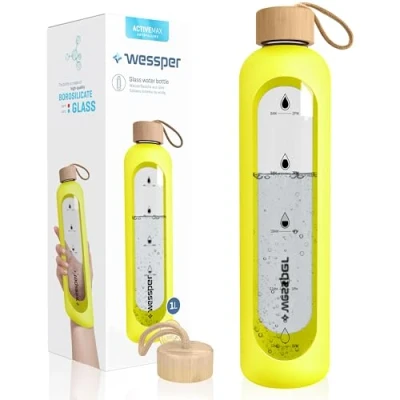 Abbildung von Wessper Trinkflasche Glas 1L mit Zeitmarkierungen, BPA frei Trinkmotivation Borosilikat Wasserflasche, Luftdichte Glasflasche Bambus Deckel Wiederverwendbar Silikonhülle Gelb