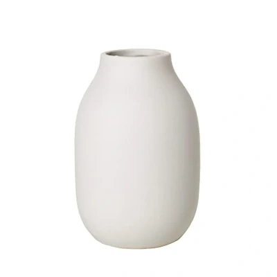 Abbildung von blomus COLORA Vase S aus Steingut, Moonbeam, hergestellt in hochwertiger Handarbeit, elegante und dekorative Tischvase, flächenschonende Unterseite (H / B T: 15 x 10,5 cm, 65906)