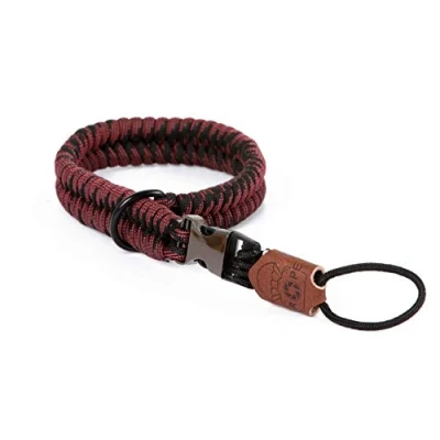Abbildung von C Rope Kamera Handschlaufe The Claw aus handgeflochtenem Paracord. Kameragurt mit Schnellverschluss System, Schwarz Rot