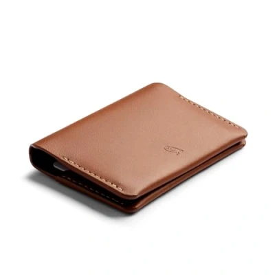 Abbildung von Bellroy Under Cover (schlankes Kartenetui aus Leder mit Kartenfach, Schnellzugriffsschlitz und Platz für gefaltete Geldscheine) Caramel
