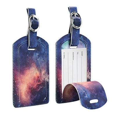 Abbildung von [2 Stück] Fintie Kofferanhänger aus Kunstleder, Gepäckanhänger ID Etikett mit Adressschild Namenschild für Reisetasche Koffer, Die Galaxie