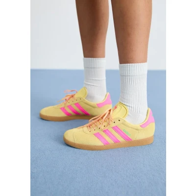 Abbildung von adidas Originals Gazelle W Sneaker low, Damen, Größe: 37 1/3, Powder yellow/lucid pink Leder und lederimitat