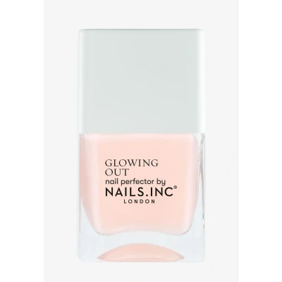 Abbildung von Nails Inc GOT ME GLOWING verschönernder Nagellack Natürlicher Glow, Baby Pink Ton Schimmerndes, spiegelndes Finish Langanhaltend &amp; Tierversuchsfrei Perfekte Maniküre, French Manicure Effekt