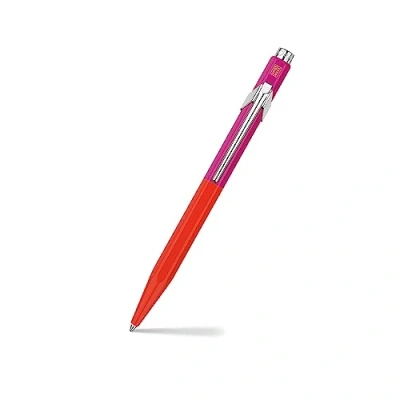 Abbildung von Caran d&#039;Ache 849 PAUL SMITH Kugelschreiber in der Farbe: Warm Red/Melrose Pink, Aluminium, Goliath Mine Schwarz Medium, Länge: 12,5cm, NM0849.337
