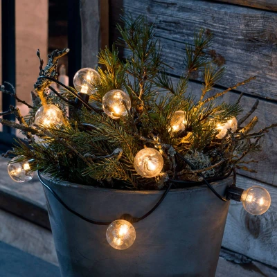 Abbildung von Konstsmide LED Biergartenkette, runde Birnen, klar, mit 6h Timer, 10 klare Birnen / 20 bernsteinfarbene Dioden, batteriebetrieben, Außen (IP44), schwarzes Kabel, 4 x AA 1.5V (exkl.) 2373 800