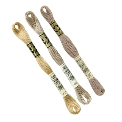 Abbildung von DMC 3 Stränge Sortiment beige Kragen 437 841 07, Moulined Stickgarn 117 MC, 100 % Baumwolle passt sich an alle Techniken und Materialien an, ideal für Kreuzstich