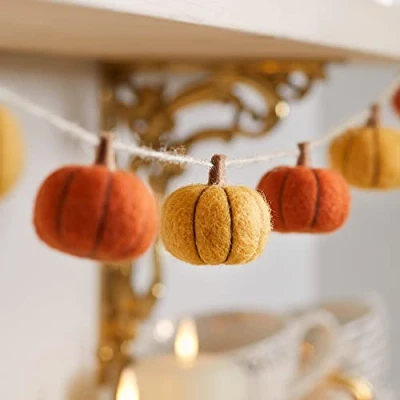 Abbildung von Lights4fun Kürbis Girlande aus Filz 130cm Herbstdeko