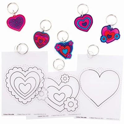 Abbildung von Baker Ross Herz Schrumpffolie Schlüsselanhänger 10er Pack, Bastelset für Kinder zum Ausmalen und Aufhängen am Valentinstag (FC478), Mittel