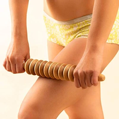 Abbildung von Tuuli Accessories Anti Cellulite Massage Disk Massagegerät Massageroller Roller mit Griff Maderotherapie aus Holz