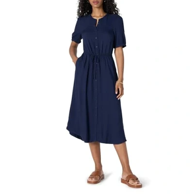 Abbildung von Amazon Essentials Damen Tailliertes A Linien Midikleid mit halblangen Ärmeln in lockerer Passform, Marineblau, S