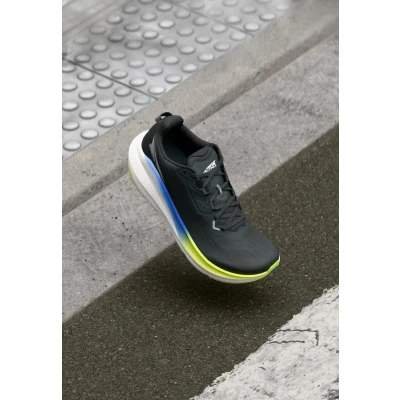 Abbildung von Altra FWD VIA Laufschuh Straße, Herren, Größe: 44, Black/orange Schuhe