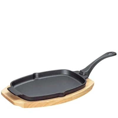 Abbildung von Kuchenprofi BBQ Servierpfanne Gusseisen auf Holzbrett, oval, 30 x 19 2,5 cm, mit abnehmbarem Griff und Ausgießer, Grillpfanne für Gemüse, Fisch Fleisch jeden Grill, 0305151026