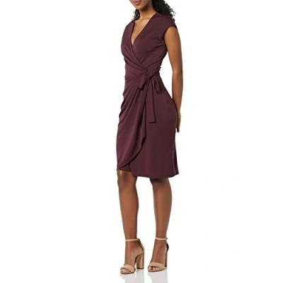 Abbildung von Amazon Essentials Damen Klassisches Wickelkleid mit Flügelärmeln (erhältlich in Übergröße), Burgunderrot, M