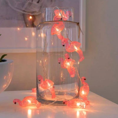 Abbildung von Konstsmide, 3132 343, LED Dekolichterkette, Flamingos, mit 6h Timer, 10 warm weiße Dioden, batteriebetrieben, Innen, transparentes Kabel grün