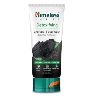Abbildung von Himalaya Detoxifying Charcoal Face Wash with the Goodness of Green Tea and Coconut Powder, Removes Dirt Purifies Skin, Leaving It Clean Refreshed 150 ml