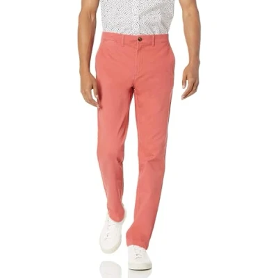 Abbildung von Amazon Essentials Herren Legere Stretch Chinohose mit schmaler Passform, Himbeerrot, 33W / 32L