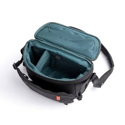 Abbildung von PGYTECH OneMo Sling Kameratasche 7L 9L, wasserdichte Fototasche Kamera Umhängetasche Herren Schultertasche, SLR Tasche für Sony/Canon/Nikon/DJI Mini 4 Pro/DJI Avata 2/DJI Mavic/Stativ/Laptop, Schwarz