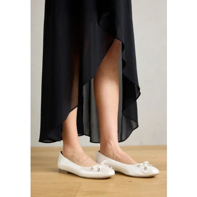 Abbildung von Tamaris Damen Klassische Ballerinas, Frauen Flats,Comfort Lining,TOUCHit Fußbett,Slip ons,klassisch elegant,Ballerinen,Pearl,39 EU
