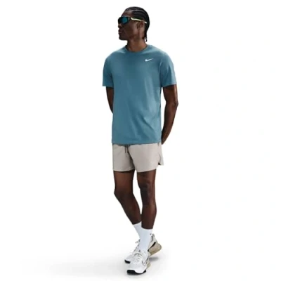Abbildung von Nike Performance TEE CREW Solid Sport Tshirt, Herren, Größe: Small, Smokey blue