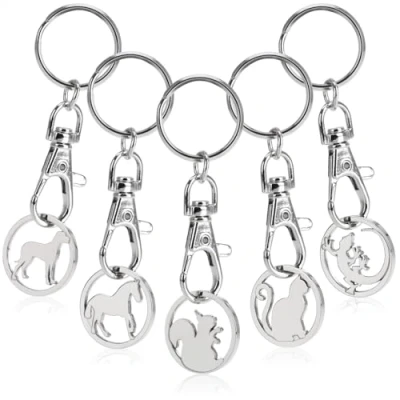 Abbildung von com four® 5X Schlüsselanhänger aus Metall mit Karabinerhaken und Einkaufswagenchip, Abnehmbarer Einkaufschip als Glücksbringer für den Schlüsselbund (05 Stück Tiere)