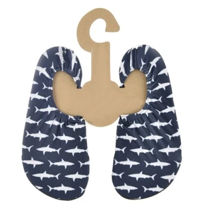Abbildung von Slipstop Kinder Strandschuhe Anti Rutsch Sport Schuhe Schwimmschuhe Badeschuhe Urlaub Yoga Pool Unisex in Marine mit weißen Haien, Gr. 18 20
