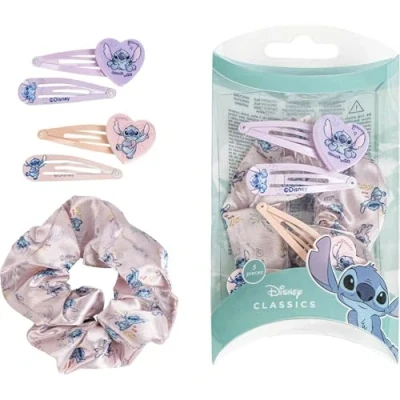 Abbildung von Packung mit 4 Haarnadeln und 1 Haargummi aus Stitch Stoff. Farbe: Rosa Lila, hergestellt robusten Materialien, inspiriert von Stitch, Originalprodukt, entworfen in Spanien