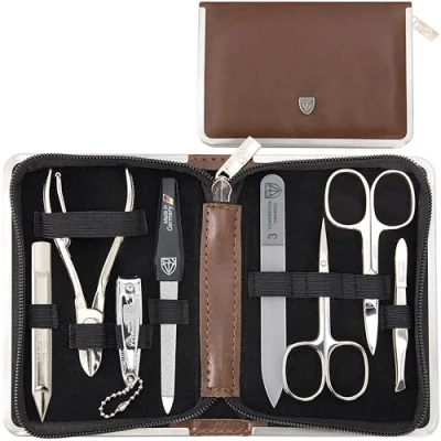Abbildung von DREI SCHWERTER Germany Maniküreset Nagel Set &#039;Andria&#039; 8 tlg. aus braunem Kunstleder, Inhalt: Nagelschere, Nagelzange, Glasnagelfeile, Hautschere, Pinzette und vieles mehr!