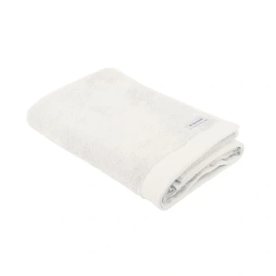 Abbildung von TOM TAILOR Duschtuch, 70x140 cm, 100% Baumwolle/ Frottier, mit zwei Aufhängern und Label Logo, COLOR BATH TOWEL Weiß (Crisp White)