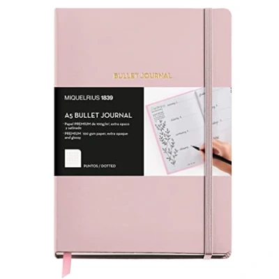 Abbildung von Miquelrius Bullet Journal Notizbuch, fester Kunstleder Einband mit Gummizugverschluss, Format A5 148 x 210 mm, 96 Blatt 100 g/m², innen Punktraster, Farbe Rosa