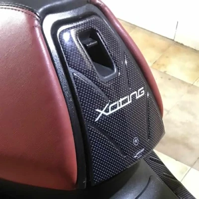Abbildung von labelbike 3D Harz Aufkleber Dekoration und Schutz der Motorradsitz Aufbewahrungstür kompatibel mit Kymco XCITinG 250 300 500